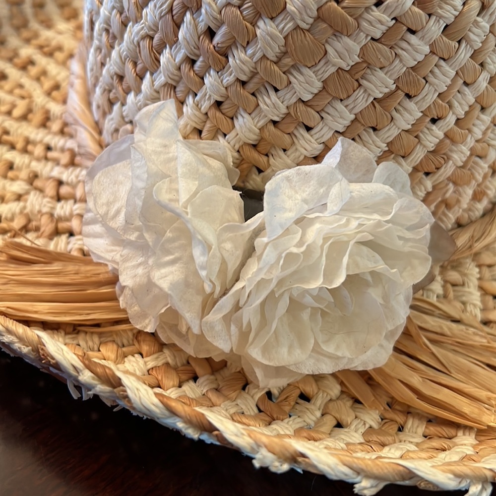 Gorgeous summer straw like hat with white flowers like new - Picture 7 of 17